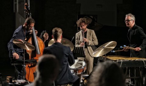 Schön und schamanistisch: Die Musik der schwedischen Komponistin Sofia Jernberg traf auf die Sounds des Trios Dell-Lillinger-Westergaard. Foto: Adam Berry Schön und schamanistisch: Die Musik der schwedischen Komponistin Sofia Jernberg traf auf die Sounds des Trios Dell-Lillinger-Westergaard. Foto: Adam Berry