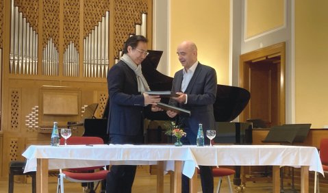 Prof. Gerald Fauth (Rektor der HMT Leipzig, re.) und Prof. Liao Changyong (Präsident des Shanghai Conservatory of Music) nach der Unterzeichnung des Memorandums. Foto: Dr. Katrin Schmidinger