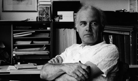 Enrique Rivera, 70er-Klebe am Schreibtisch, ca. 1976. Foto: Harriet Nahrwold