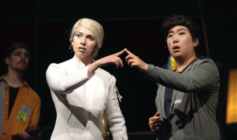 Die Künstliche Intelligenz AI-Cina (Chiara Ducomble) verbindet sich mit Manager Ratte (Dongryeol Kim). Foto: Archiv HMTMH / Nico Herzog