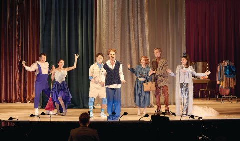 Der Schauspieldirektor: Hyoungjoo Yun, Luisa Trejos, Sangyun Bak, Benedikt Voellmy, Teresa Rebordão, Ferdinand Krumbügel, Maria Portela Larisch. Foto: Matthias Baus