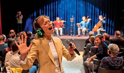 „My Heart Will Go On“ singt ­Sarah Maria Sun bei den Tagen für neue Kammermusik Witten 2025. Rainer Nonnenmann beobachtet viel Popaffinität, aber keine Zukunftsvisionen. Foto: WDR/Claus Langer