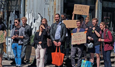 Unser Bild zeigt Demonstrierende gegen die GEMA-Reform im Münchener Werksviertel. Foto: Bernhard Plechinger