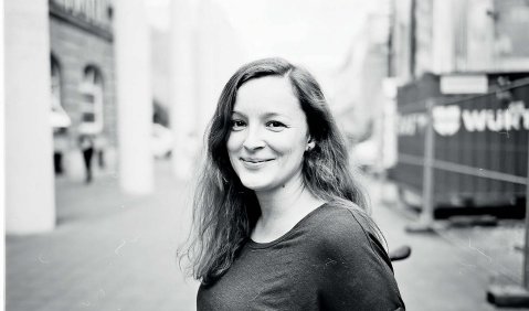 Schwarzweißbild einer jungen Frau mit offenen Haaren.