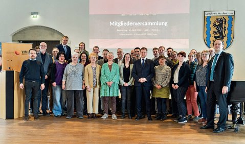 Die Delegierten der 25 s&auml;chsischen Musikschulen mit Ministerpr&auml;sidentnMichael Kretschmer (Mitte) bei der Fr&uuml;hjahrstagung des Landesverbandes in Torgau. Foto: &copy; S&auml;chsische Staatskanzlei