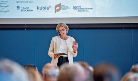 Moderation Margrit Lichtschlag, Gesch&auml;ftsf&uuml;hrerin des Kulturrates NRW. Foto: Jacob Sokoll