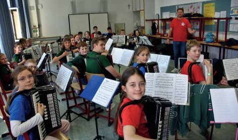 Akkordeon-Workshop mit Sch&uuml;ler:innen der Unterstufe des Joseph-von-Fraunhofer-Gymnasiums. Foto: Ferdinand Sch&ouml;nberger