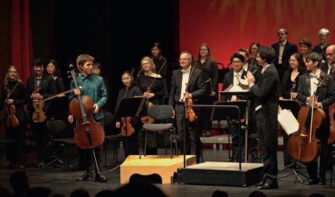 Marc Strokov (Violoncello) und die Neue Philharmonie Westfalen unter der Leitung von Roc Fargas i Castells beim Marler Deb&uuml;t im M&auml;rz 2026 im Theater Marl. Foto: David Lindner