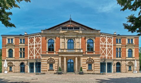 Zum 150. Jubil&auml;um der Inbetriebnahme f&uuml;r erste &bdquo;Ring&ldquo;-Proben ist 2025 die &uuml;berarbeitete und erg&auml;nzte Neuausgabe des Buches &bdquo;Das Festspielhaus Bayreuth. Richard Wagners revolution&auml;res Theater&ldquo; von Markus Kiesel, Joachim Mildner und Dietmar Schuth bei ConBrio erschienen. Foto: Enrico Nawrath