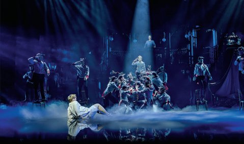 Alptr&auml;ume aus seiner traumatischen Kindheit: der erwachsene Rudolf vorne links im Bild. Foto: Michael B&ouml;hml&auml;nder/Festspielhaus Neuschwanstein