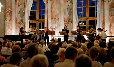 Ein Streich-Oktett im pompös-marmornen Saal der Residenz Würzburg.