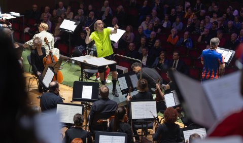 Moritz Eggerts Fussballoratorium in Basel. Es dirigiert Tutus Engel. Foto: © Zlatko Micic Moritz Eggerts Fussballoratorium in Basel. Es dirigiert Tutus Engel. Foto: © Zlatko Micic