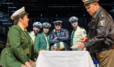 von links: Margrethe Fredheim (Micaela), Mitglieder des Opernchors und Aldo di Toro (Don José). Foto: © Anna Kolata von links: Margrethe Fredheim (Micaela), Mitglieder des Opernchors und Aldo di Toro (Don José). Foto: © Anna Kolata