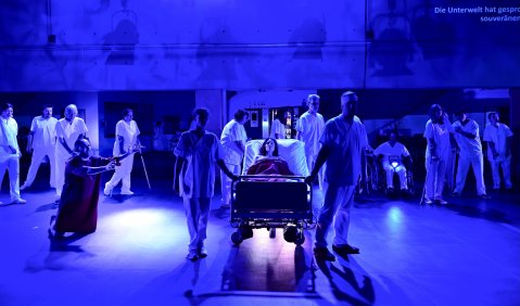 Alceste (v.l.n.r.): Algın Özcan ADMÈTE, Carolin Ritter ALCESTE, Chor. Foto: Aylin Kaip Alceste (v.l.n.r.): Algın Özcan ADMÈTE, Carolin Ritter ALCESTE, Chor. Foto: Aylin Kaip
