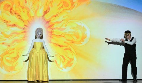 „Hoffmanns Erzählungen“ in Düsseldorf. Elena Sancho Pereg (Olympia) und Ovidiu Purcel (Hoffmann). Foto: Barbara Aumüller „Hoffmanns Erzählungen“ in Düsseldorf. Elena Sancho Pereg (Olympia) und Ovidiu Purcel (Hoffmann). Foto: Barbara Aumüller
