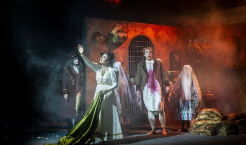 v.l.n.r.: Beatrice L&ouml;ffelholz (Die Uhrmacherin), Zs&oacute;fia Szab&oacute; (Petra) und Theo Rohde (Peter). Foto: Dirk R&uuml;ckschlo&szlig;/Pixore Photography