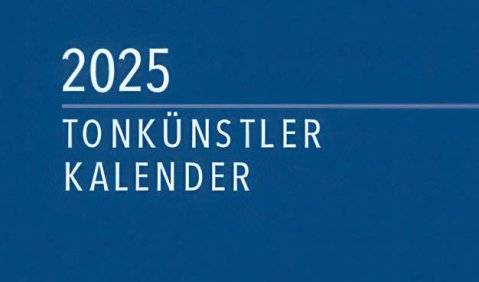 Ein blaues Heftchen mit einem blassen Notensystem auf dem Cover. Dazu die Aufschrift: "2025 – Tonkünstlerkalender"