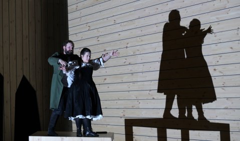 AJ Glueckert (Görge) und Magdalena Hinterdobler (Grete). Foto: Barbara Aumüller