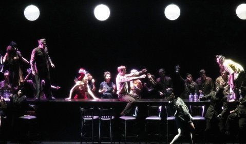 Gallo (Julian Hubbard), Private (Seth Carico), Pauline (Holly Flack), Momma (Jacqueline Macaulay) und Ensemble (Arnold-Schönberg-Chor). Foto: Karl Forster