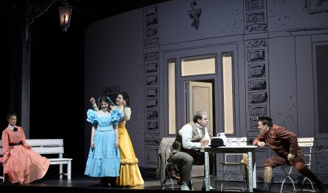 v.l.n.r. Lubov Karetnikova (Rosalie), Elizabeth Reiter (Leonore), Kelsey Lauritano (Claudia), Božidar Smiljanić (Apotheker Stößel) und Peter Marsh (Hauptmann Sturmwald). Foto: Barbara Aumüller v.l.n.r. Lubov Karetnikova (Rosalie), Elizabeth Reiter (Leonore), Kelsey Lauritano (Claudia), Božidar Smiljanić (Apotheker Stößel) und Peter Marsh (Hauptmann Sturmwald). Foto: Barbara Aumüller