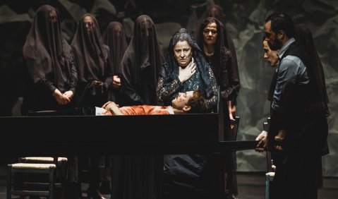 Ergreifend: Die Mutter (Claudia Mahnke) betrauert ihren erstochenen Sohn (Christian Clau&szlig;). Foto: Xiomara Bender