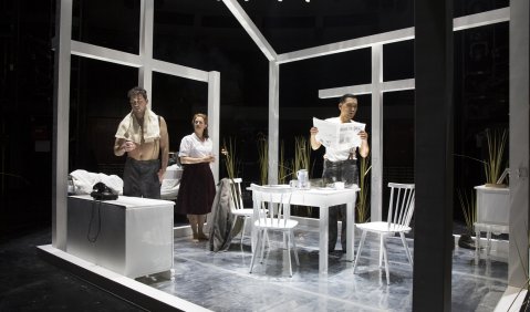 Andrii Chakov (Ken), Inga Lisa Lehr (Mary), Minseok Kim (Abe). Foto: Harald Dietz Andrii Chakov (Ken), Inga Lisa Lehr (Mary), Minseok Kim (Abe). Foto: Harald Dietz