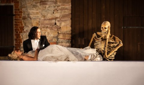 Eurydike: Aiste Stankeviciute; Orpheus: Kai Wefer; Vergänglichkeit: Christopher Breust. Foto: © Ronny Ristock Eurydike: Aiste Stankeviciute; Orpheus: Kai Wefer; Vergänglichkeit: Christopher Breust. Foto: © Ronny Ristock