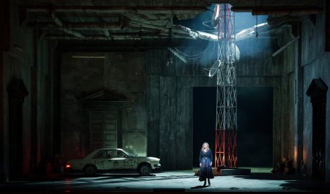 &bdquo;Ecco l&rsquo;orrido campo&ldquo;: Coup&eacute; (Fiat 130), Amelia (Anna Netrebko) Foto: Stephan Rabold