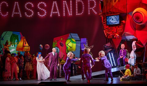 Tuuli Takala (Teresa), Ante Jerkunica (Giacomo Balducci), Komparserie, Sächsischer Staatsopernchor Dresden © Semperoper Dresden/Ludwig Olah Tuuli Takala (Teresa), Ante Jerkunica (Giacomo Balducci), Komparserie, Sächsischer Staatsopernchor Dresden © Semperoper Dresden/Ludwig Olah
