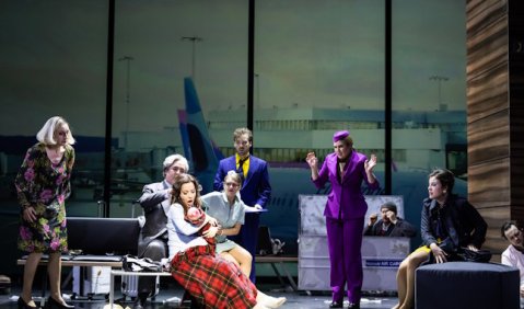 Susanne Blattert (Older Woman), Mark Morouse (Minskman), Sarah Mehnert (Minskwoman), Ava Gesell (Tina), Carl Rumstadt (Steward), Sophia Theodorides (Controller), Benno Schachtner (Refu-gee), Tina Josephine Jäger (Stewardess), Samuel Levine (Bill). Foto: © Sandra Then Susanne Blattert (Older Woman), Mark Morouse (Minskman), Sarah Mehnert (Minskwoman), Ava Gesell (Tina), Carl Rumstadt (Steward), Sophia Theodorides (Controller), Benno Schachtner (Refu-gee), Tina Josephine Jäger (Stewardess), Samuel Levine (Bill). Foto: © Sandra Then