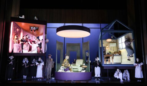 Angela Shin, lan Spinetti, Michal Partyka, Sarah-Jane Brandon, Brigitte Hahn, Chor des Theater Bremen. Foto: Jörg Landsberg Angela Shin, lan Spinetti, Michal Partyka, Sarah-Jane Brandon, Brigitte Hahn, Chor des Theater Bremen. Foto: Jörg Landsberg