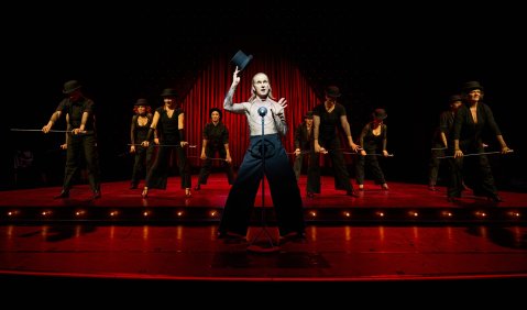 „Cabaret“ an der Staatsoperette Dresden. Marcus Günzel (Conférencier) und Ensemble. Foto: Lutz Michen „Cabaret“ an der Staatsoperette Dresden. Marcus Günzel (Conférencier) und Ensemble. Foto: Lutz Michen