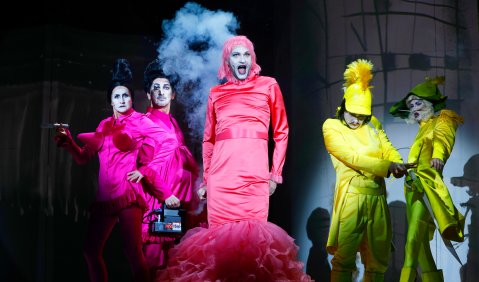 v.l.n.r.: Catherine Stoyan, Till Wonka, Lindy Larsson, Via Jikeli & Marc Benner in Carmen am Gorki Theater Berlin. Foto: © Ute Langkafel MAIFOTO v.l.n.r.: Catherine Stoyan, Till Wonka, Lindy Larsson, Via Jikeli & Marc Benner in Carmen am Gorki Theater Berlin. Foto: © Ute Langkafel MAIFOTO