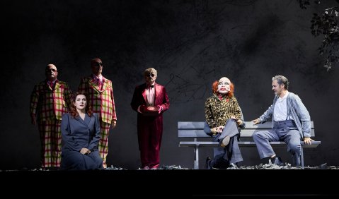 Caspar Krieger (Koby), Sophie Rennert (Claire Zachanassian), Juan Carlos Falc&oacute;n (Loby), Norbert Ernst (Butler), Ludwig Mittelhammer (Alfred Ill). Foto: &copy; Markus Tordik