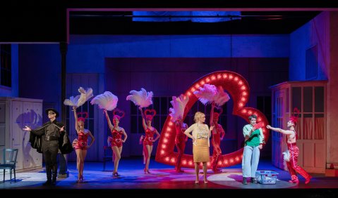 vlnr Martin H&auml;&szlig;ler (Graf Liebenau als Zorro verkleidet), Kathrin G&ouml;ring (Irmentraut), Elissa Huber (Marie Stadinger) und das Ballett der Musikalischen Kom&ouml;die. Foto: &copy; Kirsten Nijhof