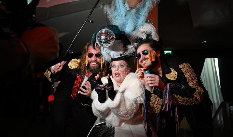 Aufstieg und Fall der Stadt Mahagonny, Regie: Benedikt von Peter, Premiere am 17. Juli 2025 Deutsche Oper Berlin, Foto: Thomas Aurin Aufstieg und Fall der Stadt Mahagonny, Regie: Benedikt von Peter, Premiere am 17. Juli 2025 Deutsche Oper Berlin, Foto: Thomas Aurin