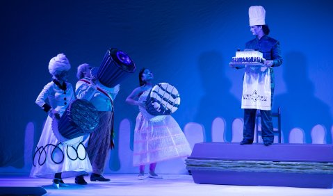 Anna Tetruashvili (Veronika), Jeremy Boulton (Der Bürgermeister), Mina Yu (Lauretta), Jacob Romero Kressin (Silvio). © Anna Schnauss Anna Tetruashvili (Veronika), Jeremy Boulton (Der Bürgermeister), Mina Yu (Lauretta), Jacob Romero Kressin (Silvio). © Anna Schnauss
