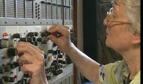 Éliane Radigue, Videostill aus der Focumentation „Virtuoso Listening“ 2012 © Fondation Arman