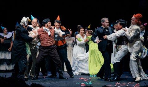 Kihun Yoon, Pauliina Linnosaari, Marie-Sophie Janke, Jenish Ysmanov, Badischer Staatsopernchor. Foto: Felix Grünschloß