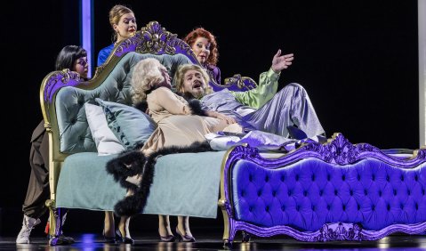 Nicola Alaimo als clownesker Falstaff. Foto: KHP/Semper Oper