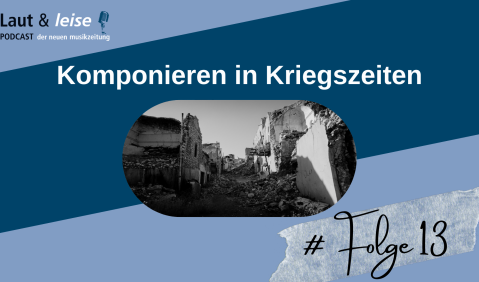 Unter dem Titel "Komponieren in Kriegszeiten" ist ein Bild von einem ruinierten Straßenzug in Schwarzweiß zu sehen.