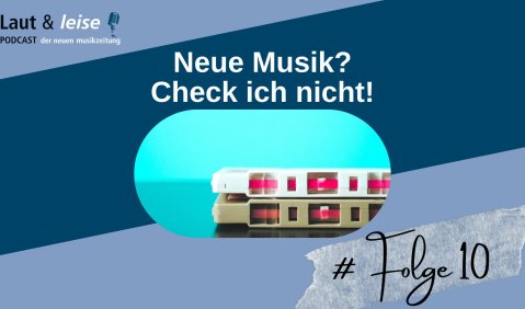 Der Titel der 10. Folge: Neue Musik? Check ich nicht! Dazu ein Bild von zwei aufeinanderliegenden Kassetten mit rotem Tonband. Der Hintergrund ist blau-türkis