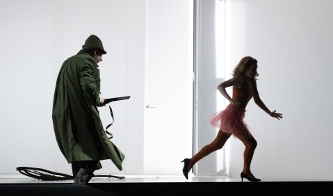 J&auml;ger und Gejagte: Svatopluk Sem (F&ouml;rster), Vera-Lotte Boecker (F&uuml;chsin) Foto: Monika Rittershaus