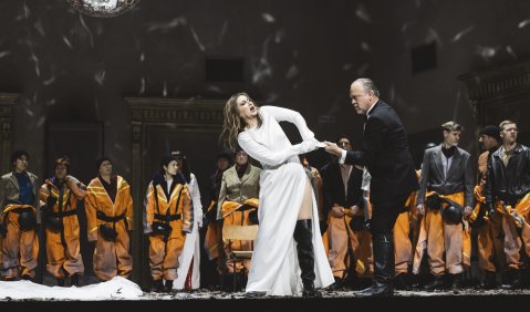 Götterdämmerung: Oknina Fosser, Chor © Eike Walkenhorst Götterdämmerung: Oknina Fosser, Chor © Eike Walkenhorst