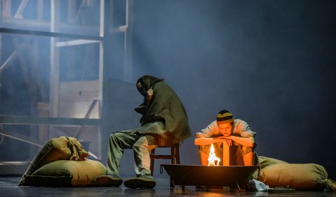 „Griechische Passion“ am Theater Bielefeld. Foto: © Bettina Stöß „Griechische Passion“ am Theater Bielefeld. Foto: © Bettina Stöß
