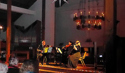 Nachtkonzert in St. Nikolai mit Oliver Kipp (Violine), Anna Lewis (Viola) und Katharina Troe (Violoncello). Foto: Andreas Hauff Nachtkonzert in St. Nikolai mit Oliver Kipp (Violine), Anna Lewis (Viola) und Katharina Troe (Violoncello). Foto: Andreas Hauff