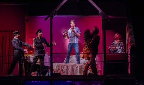 Matteo (Thomas Hohler) , vorne rechts Hanna (Roberta Valentini), Rolf (Christof Messner), und Chor der Musikalischen Komödie. Foto: © Kirsten Nijhof Matteo (Thomas Hohler) , vorne rechts Hanna (Roberta Valentini), Rolf (Christof Messner), und Chor der Musikalischen Komödie. Foto: © Kirsten Nijhof