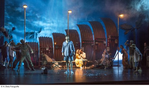 Andrii Chakov (Zurga), Annina Olivia Battaglia (Leïla), Minseok Kim (Nadir), Chor. Foto: Harald Dietz Andrii Chakov (Zurga), Annina Olivia Battaglia (Leïla), Minseok Kim (Nadir), Chor. Foto: Harald Dietz
