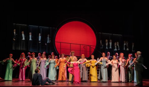 Jason Kim (Hoffmann), Penelope Kendros (Olympia), Johannes Leander Maas (Spalanzani / Nathanael) und Chor in „Hoffmanns Erzählungen“. Foto: © Stephan Walzl Jason Kim (Hoffmann), Penelope Kendros (Olympia), Johannes Leander Maas (Spalanzani / Nathanael) und Chor in „Hoffmanns Erzählungen“. Foto: © Stephan Walzl