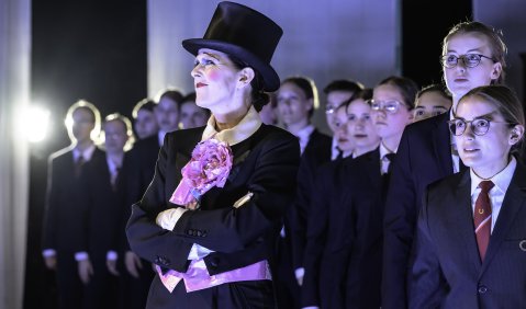 Der Homo Oeconomicus und der Chor der Wertpapierh&auml;ndler. &copy; Bettina Stoess